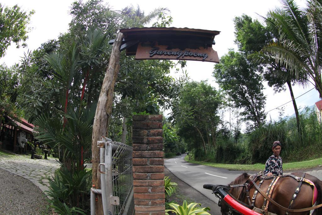 Omah Garengpoeng Guest House Магеланг Стая снимка